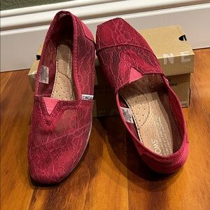 TOMS Women's Burgundy Lace Slip-On Shoes